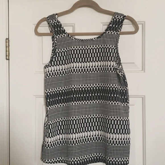 Anthropologie EVERLY Sleeveless Top Silky Black White Geometric - Picture 3 of 9